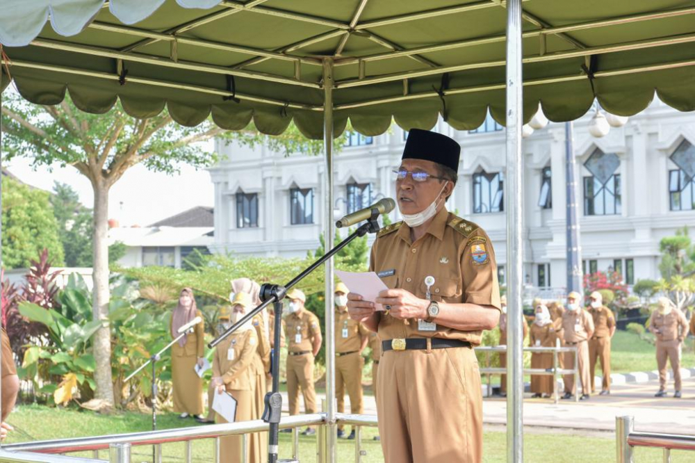 Wakil Gubernur Jambi Abdullah Sani Pimpin Upacara Peningkatan dan Nasionalisme dan Kedisiplinan ASN lingkup Pemerintah Provinsi Jambi, yang berlangsung di Lapangan Depan Kantor Gubernur Jambi,Senin (09/05/2022).
