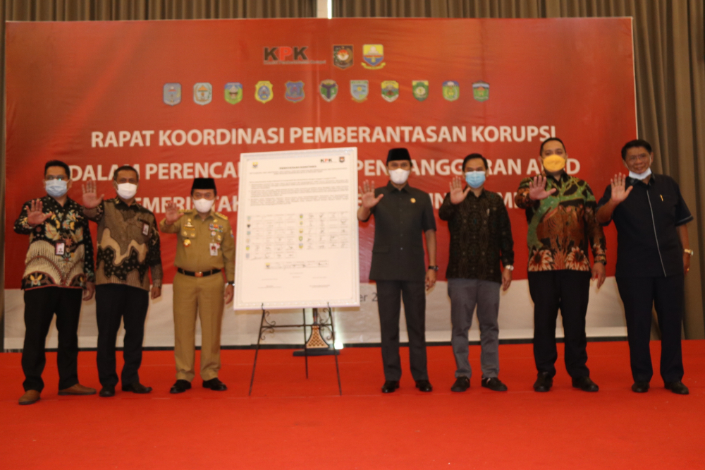 Ketua DPRD Provinsi Jambi, Edi Purwanto bersama dengan Gubernur Jambi dan kepala daerah kabupaten kota se provinsi Jambi, melakukan penandatanganan pernyataan komitmen antikorupsi, antigratifikasi, antipungli dan antisuap dalam perencanaan dan penganggaran APBD.