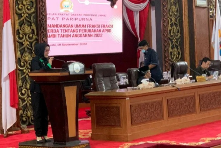 Sekretaris Fraksi PKB, Eka Marlina saat menyampaikan pandangan umum fraksi