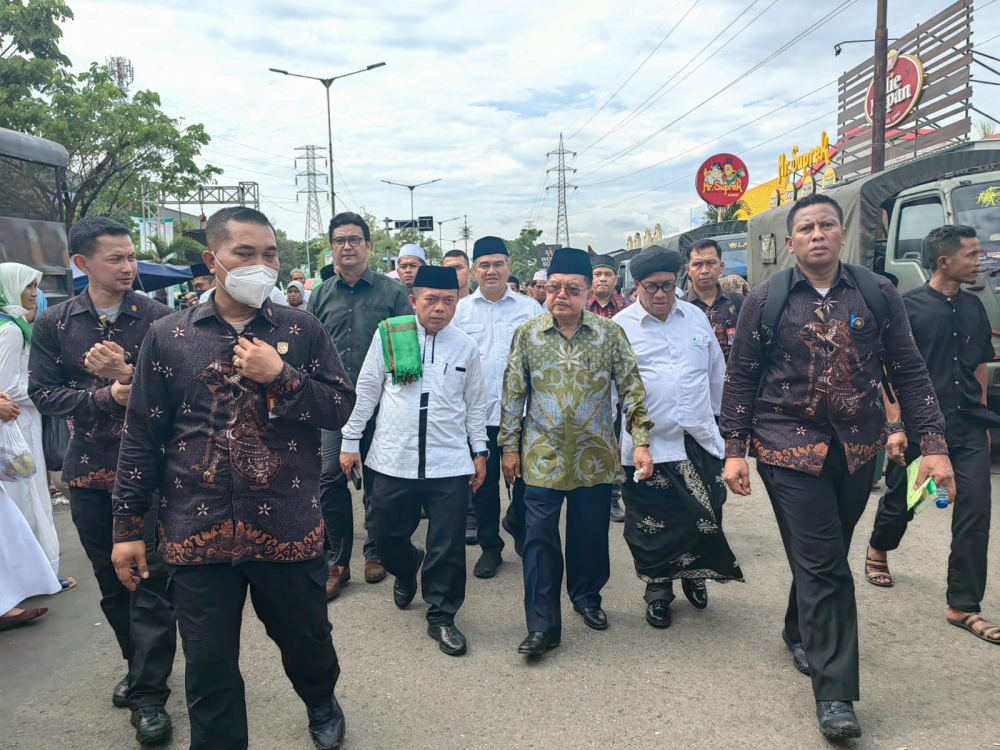 Al Haris jalan kaki bersama Yusuf Kalla hadiri resepsi satu abad NU.