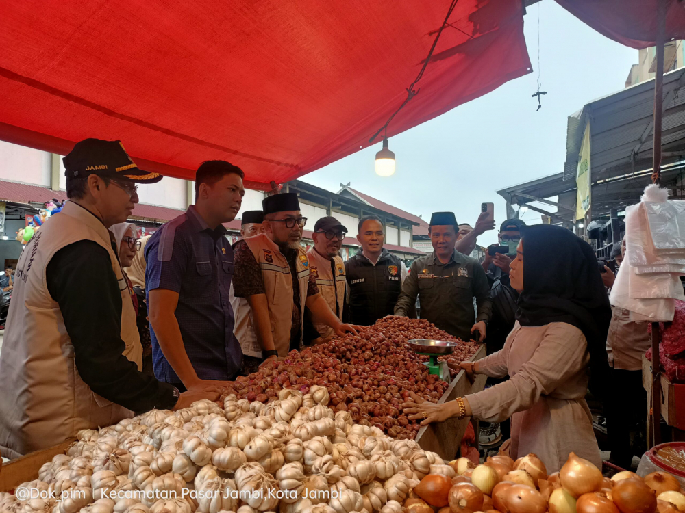 Sidak ke Pasar Angso Duo: Sekda Sudirman Pastikan Sembako Tersedia dan Terjangkau Jelang Puasa. Foto dok Kominfo Provinsi Jambi