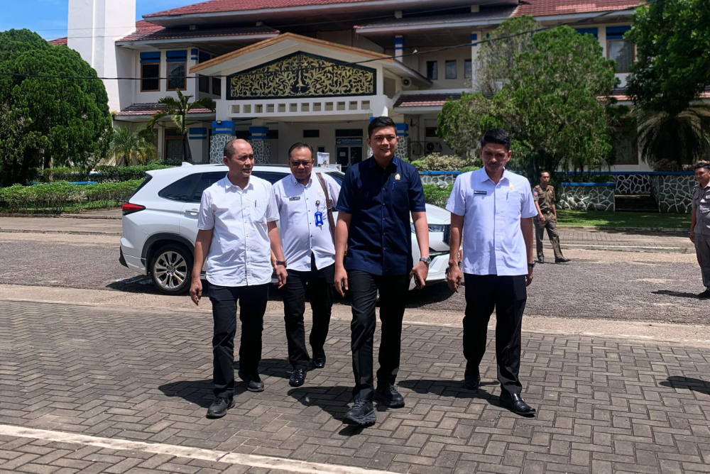 Ketua DPRD Provinsi Jambi Pantau Langsung Tes CAT PPDB SMA Titian Teras. Foto dok Humas DPRD Provinsi Jambi
