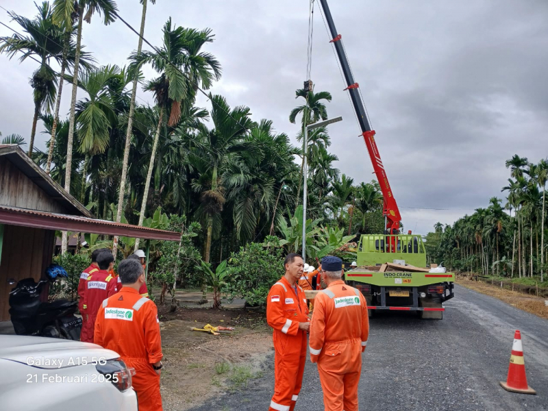 Pemasangan lampu jalan bertenaga surya di Desa Parit Lapis