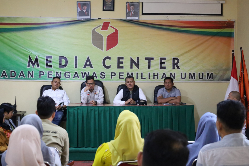 Ketua dan Anggota Bawaslu Provinsi Jambi memberikan arahan dihadapan para Panwascam se-Kabupaten Bungo yang akan melaksanakan PSU, Rabu (19/3).