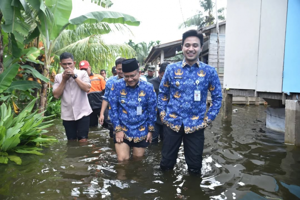 Wali Kota Jambi Dr. dr. H. Maulana, M.K.M bersama Wakil Wali Kota Jambi Diza Hazra Aljosha, S.E., M.A Mendampingi Gubernur Jambi Meninjau dan Memberi Bantuan Kepada Masyarakat Terdampak Banjir Di Wilayah Kota Jambi