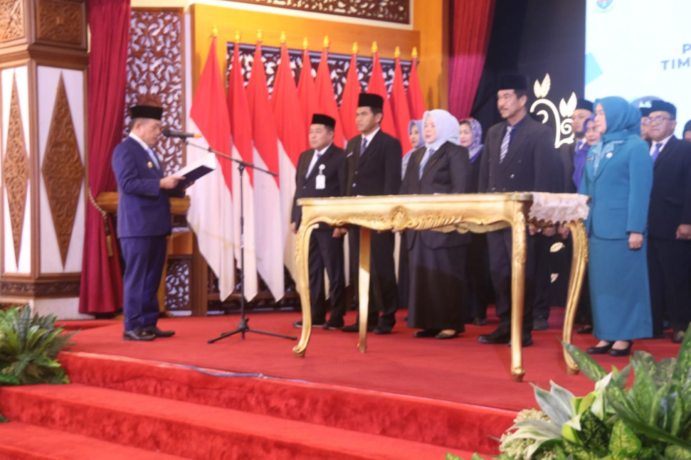 Al Haris saat melantik pengurus TP PKK dan Tim Pembina Posyandu Provinsi Jambi 2025-2030. Foto dok Kominfo Provinsi Jambi