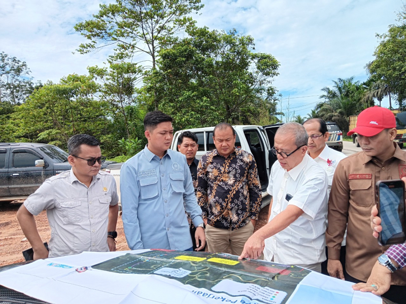 Pimpinan dan anggota DPRD saat memantau jalaur khusus batu bara yang dikerjakan PT PBP