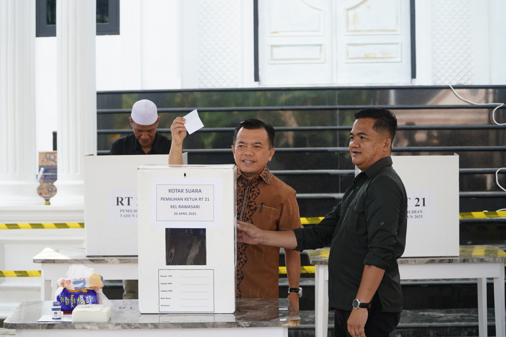 Gubernur Jambi Al Haris  memberikan hak suaranya di TPS RT 21 Rawasari, Kota Jambi.