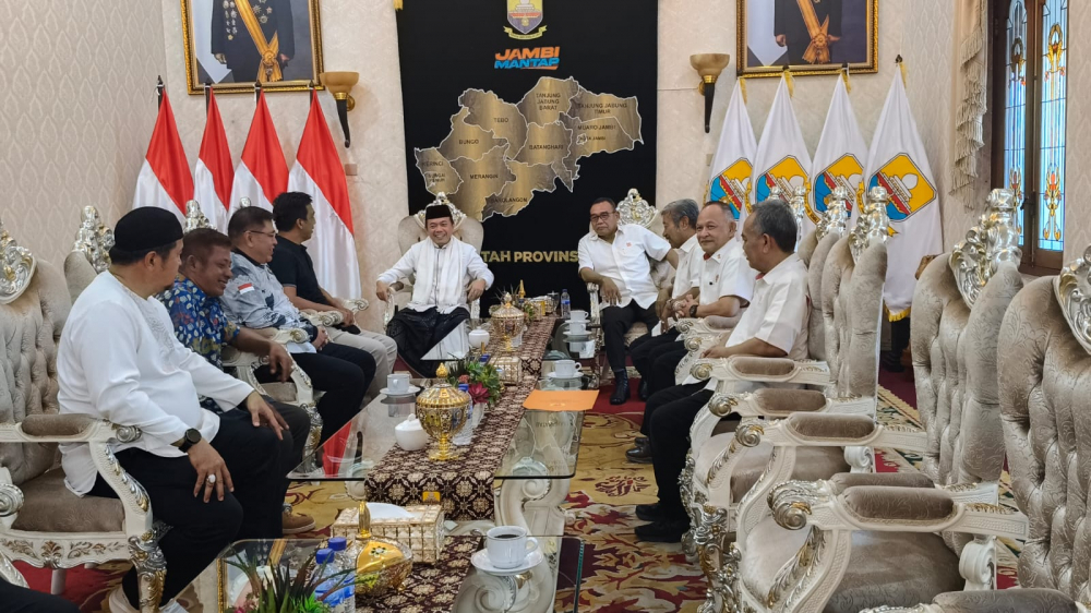 Gubernur Jambi Al Haris menerima silaturahmi karateker KONI Jambi.