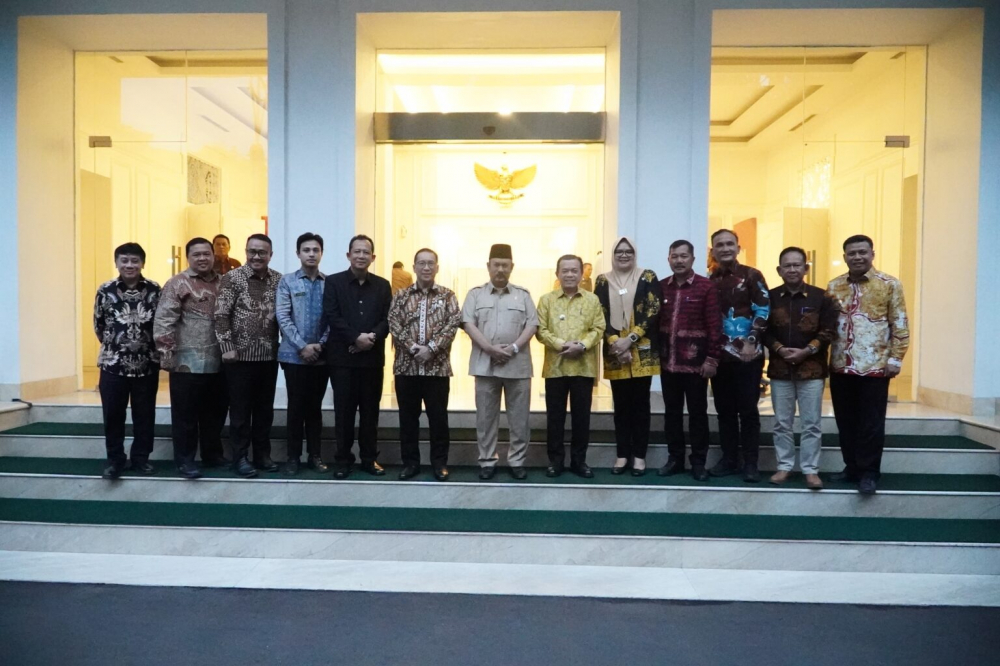 Gubernur Jambi dan Bupati dan Wali Kota se-Provinsi Jambi bersama kepala Bappenas. Foto dok Kominfo Provinsi Jambi